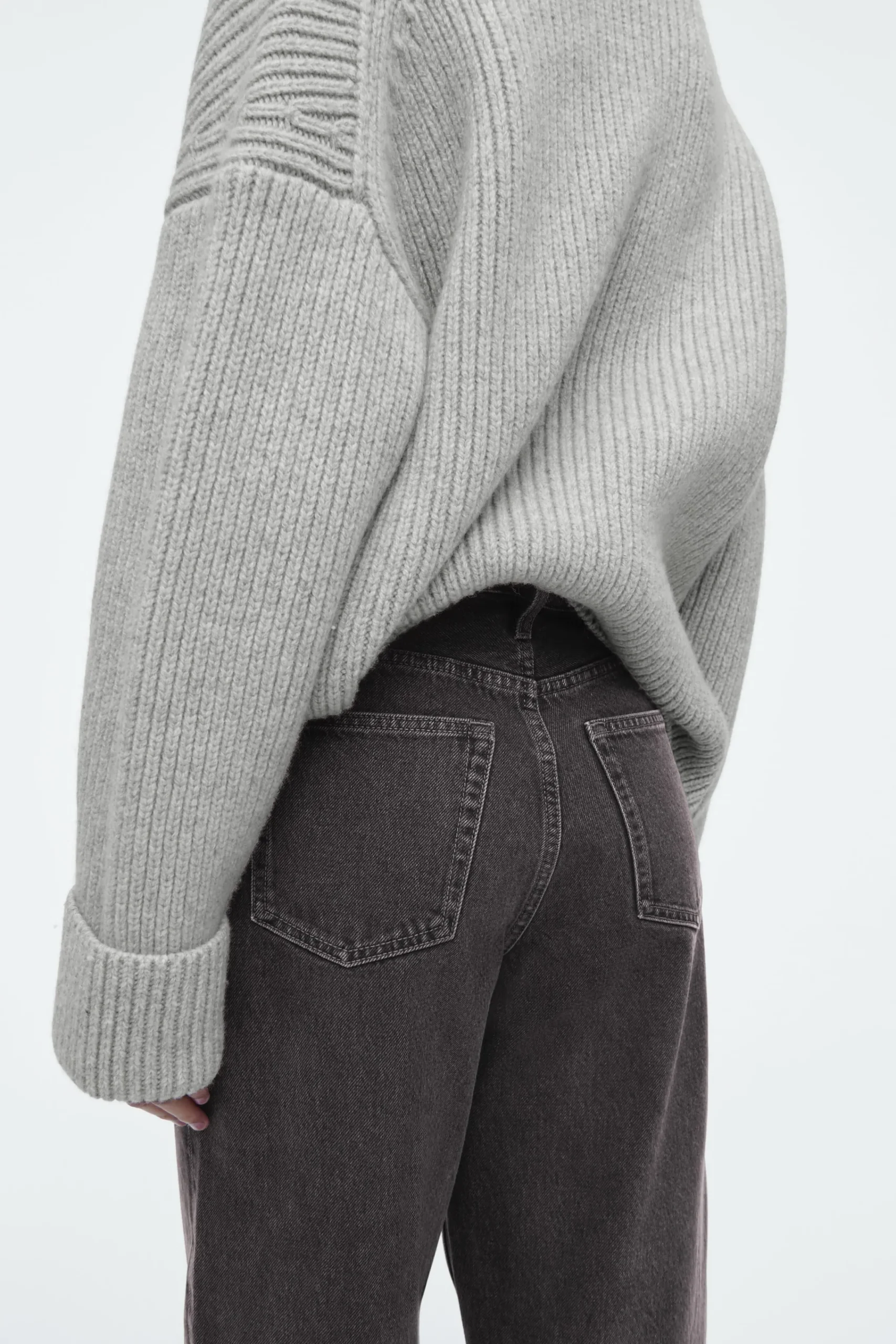 Damen COS Jeans | Hosen*ARCH SCHMAL ZULAUFENDE JEANS