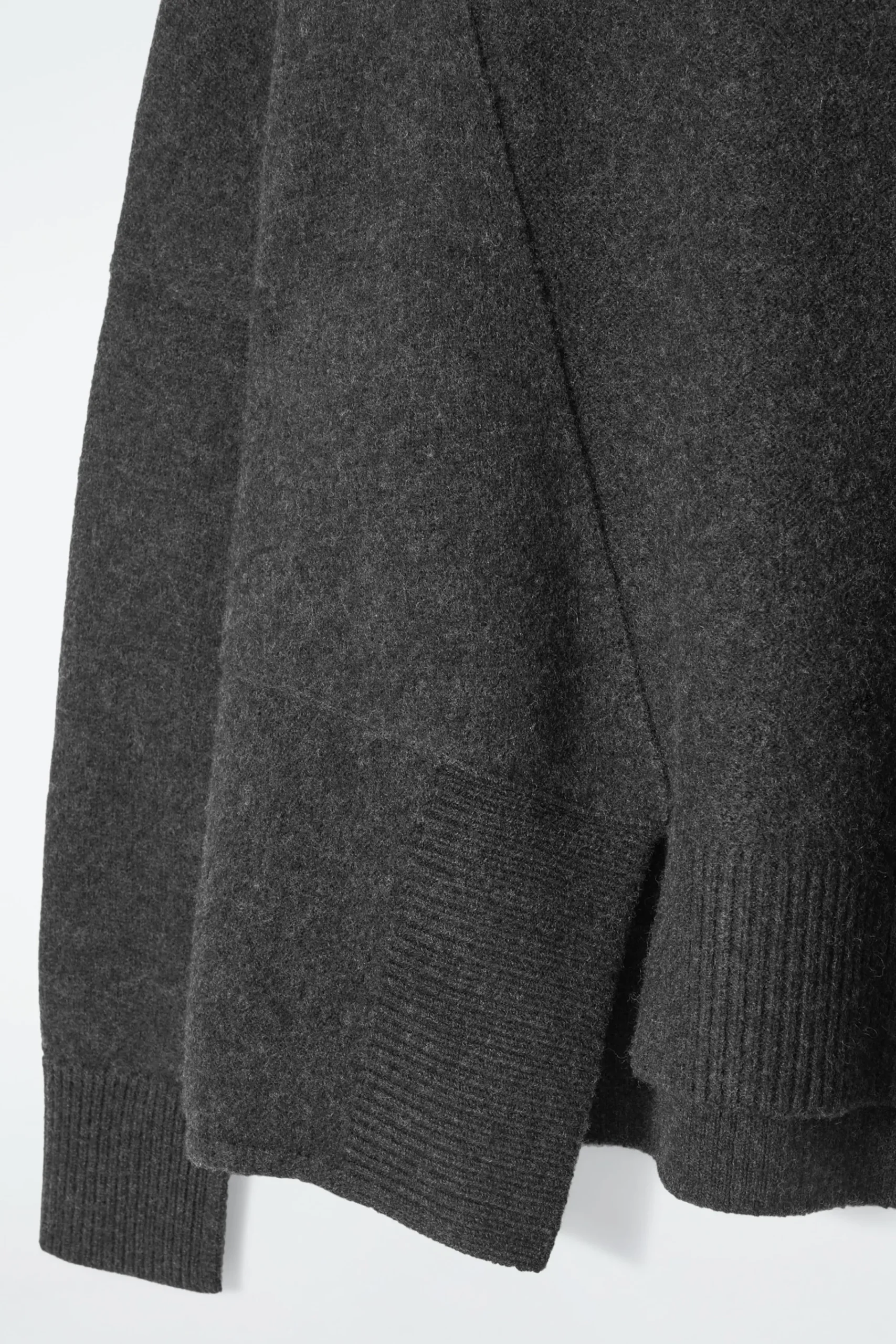Damen COS Strickmode*ASYMMETRISCHER PULLOVER AUS MERINOWOLLE