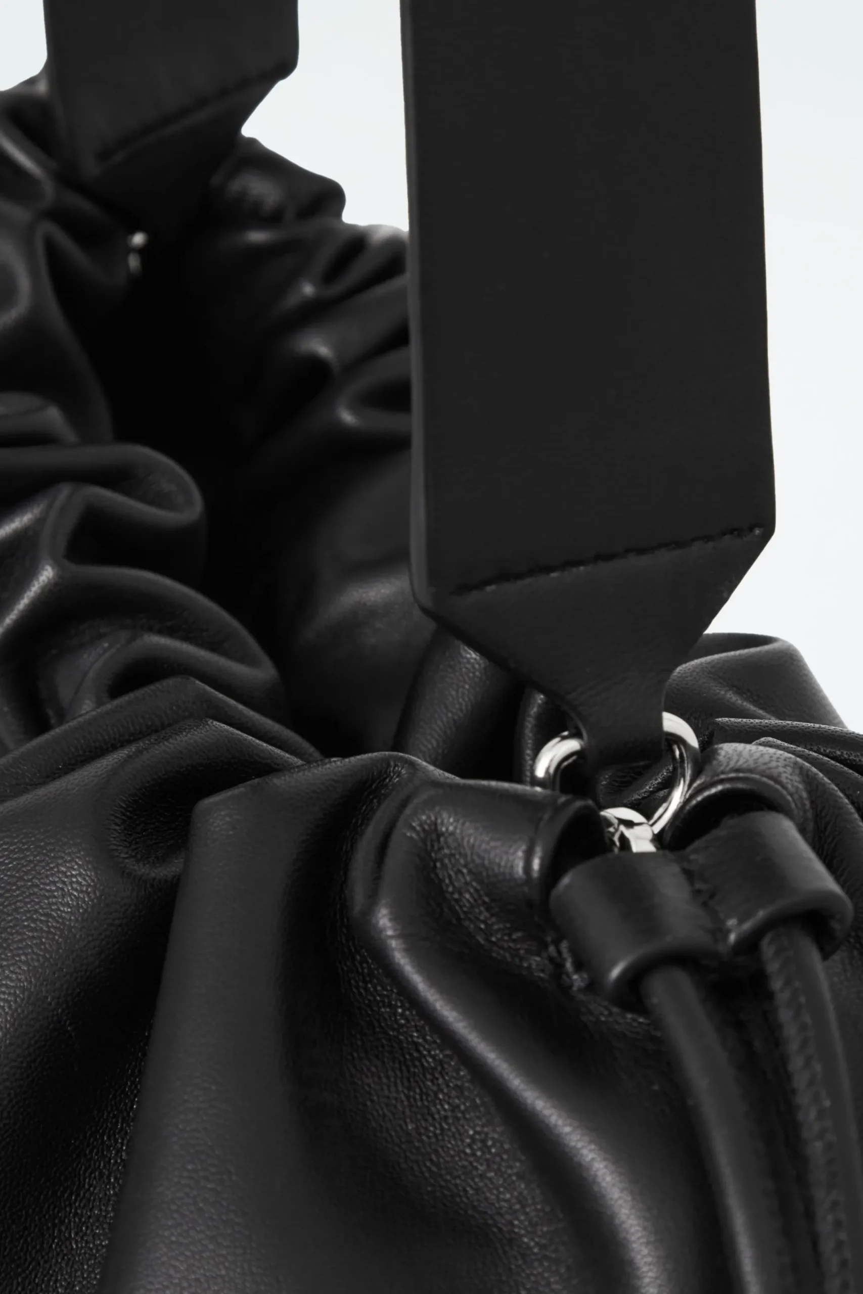 Damen COS Taschen*CAVATELLI CLUTCH AUS LEDER