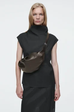 Damen COS Taschen*DIE DRAPIERTE UMHÄNGETASCHE – LEDER