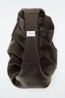 Damen COS Taschen*DIE DRAPIERTE UMHÄNGETASCHE – LEDER