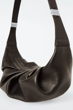 Damen COS Taschen*DIE DRAPIERTE UMHÄNGETASCHE – LEDER