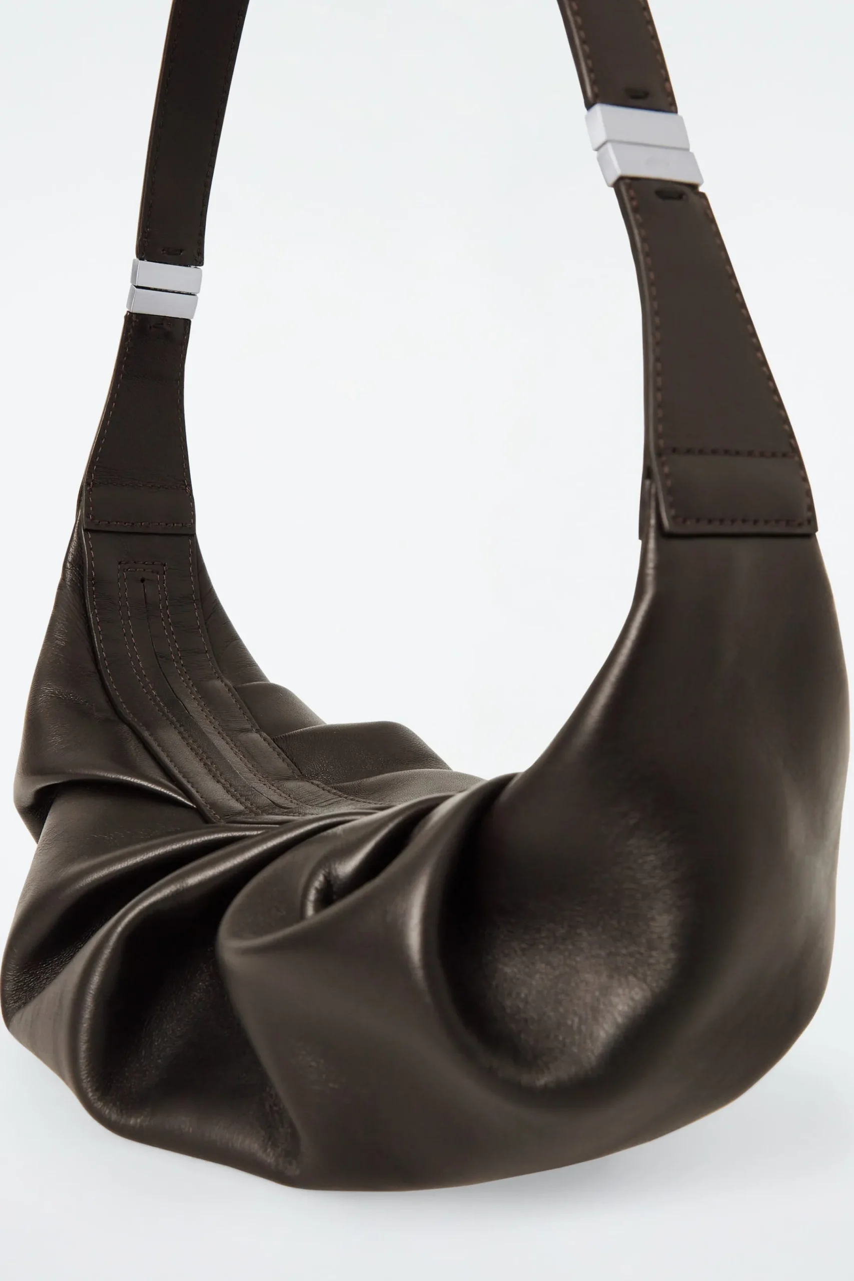 Damen COS Taschen*DIE DRAPIERTE UMHÄNGETASCHE – LEDER