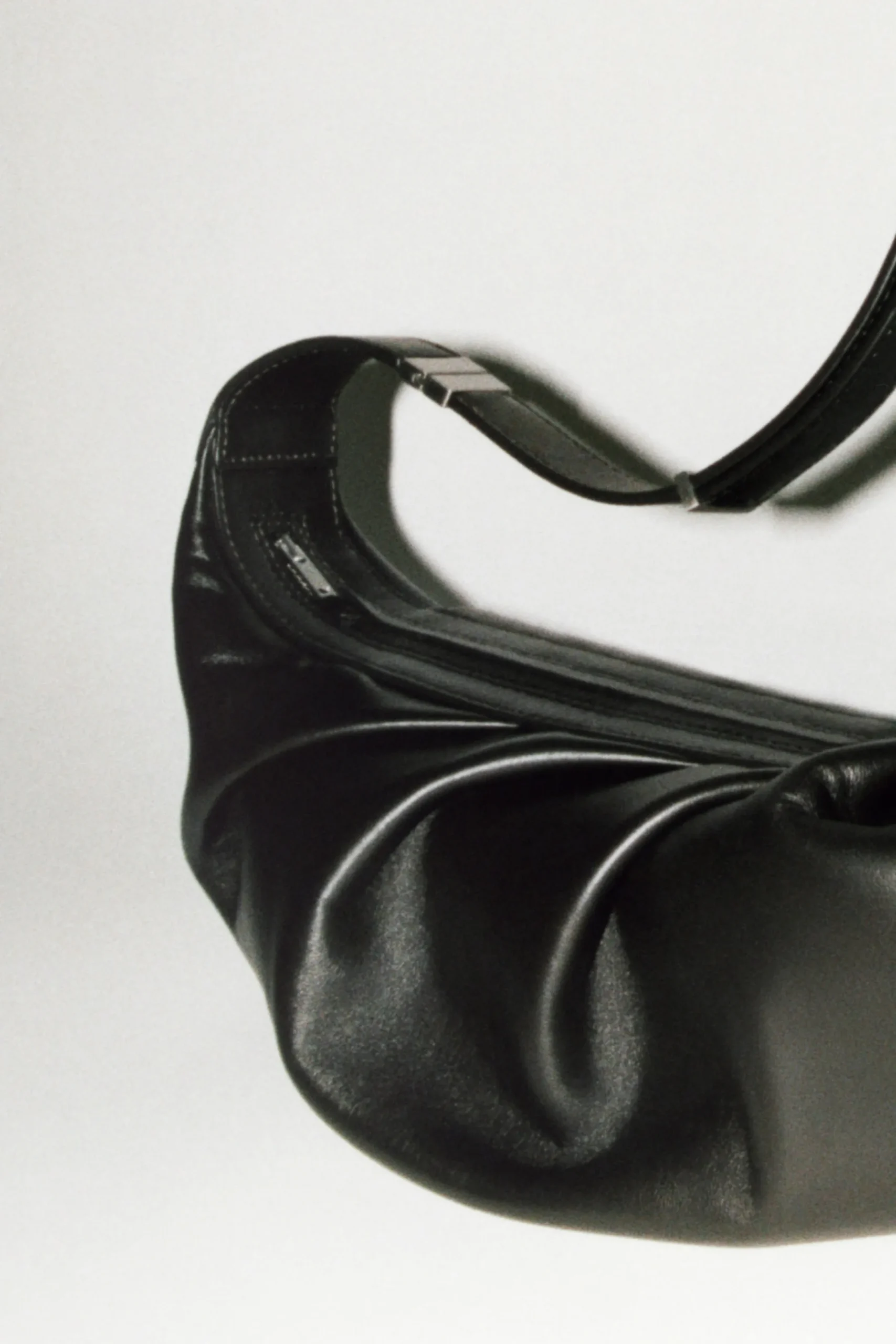 Damen COS Taschen*DIE DRAPIERTE UMHÄNGETASCHE – LEDER