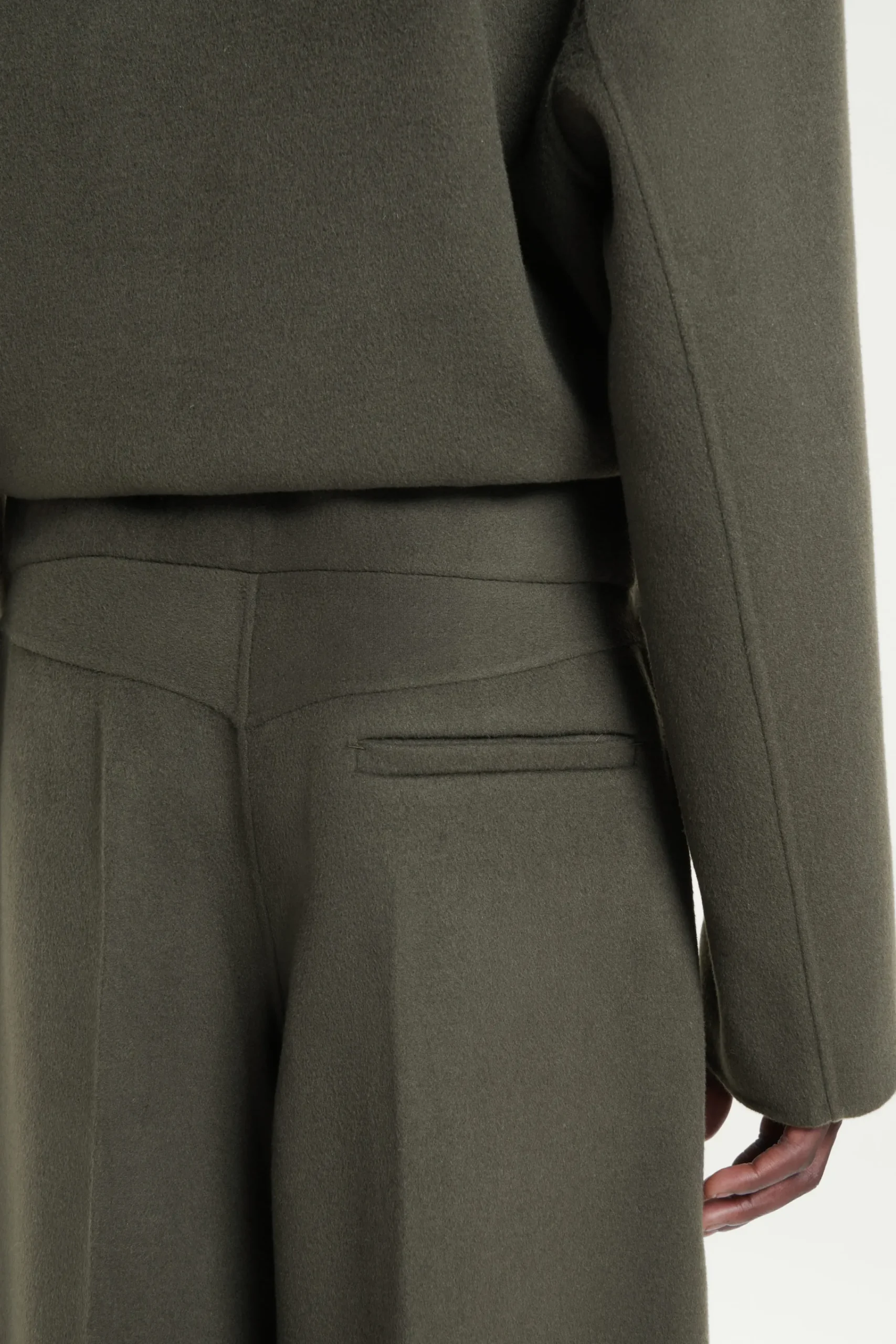 Herren COS Hosen*DIE HOSE MIT BARREL-BEIN