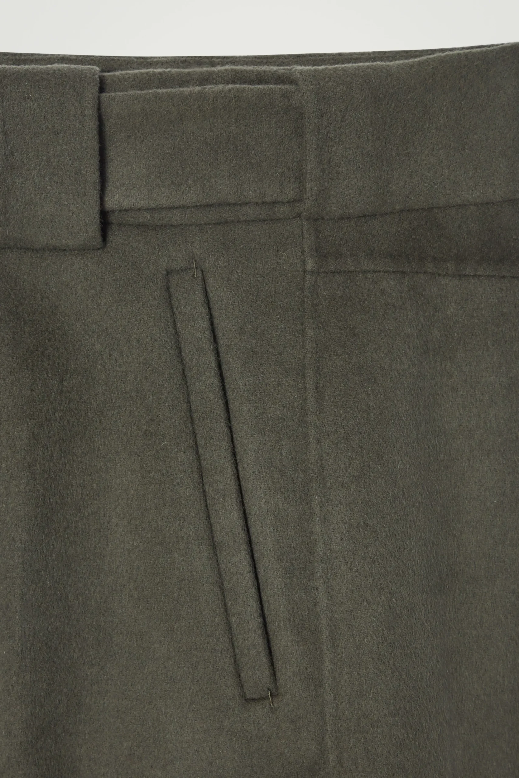 Herren COS Hosen*DIE HOSE MIT BARREL-BEIN