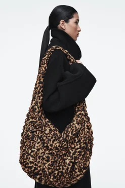 Damen COS Taschen*GROSSE GESTEPPTE UMHÄNGETASCHE
