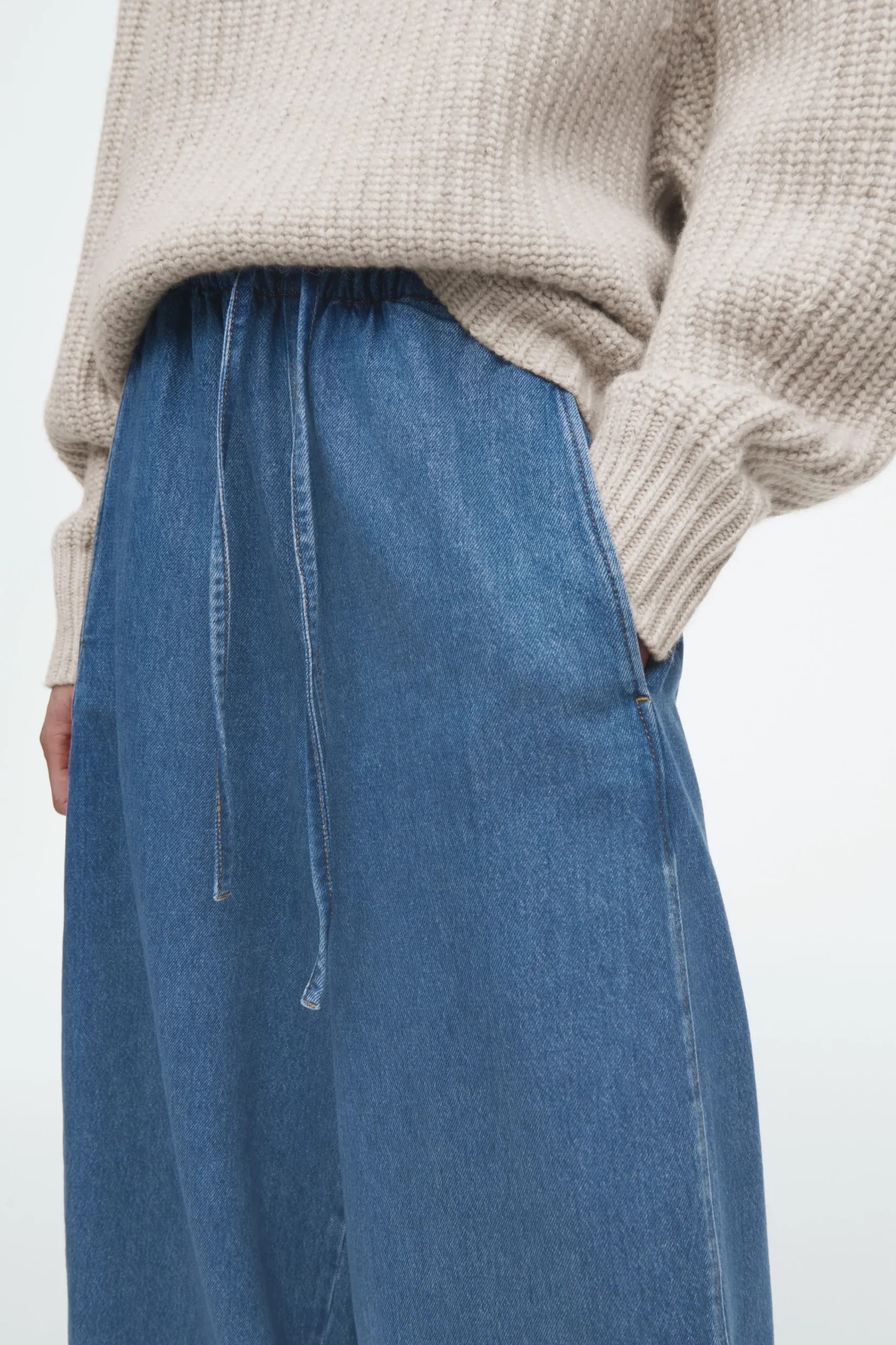 Damen COS Hosen*LEGERE JEANSHOSE MIT KORDELZUGBUND UND BARREL-BEIN