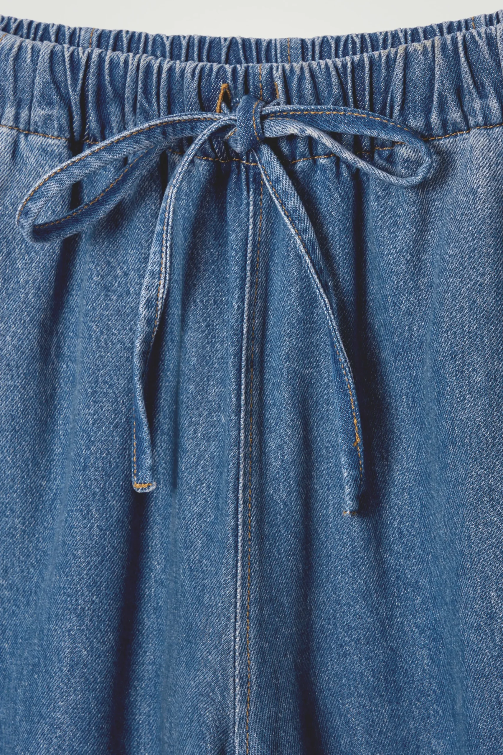 Damen COS Hosen*LEGERE JEANSHOSE MIT KORDELZUGBUND UND BARREL-BEIN