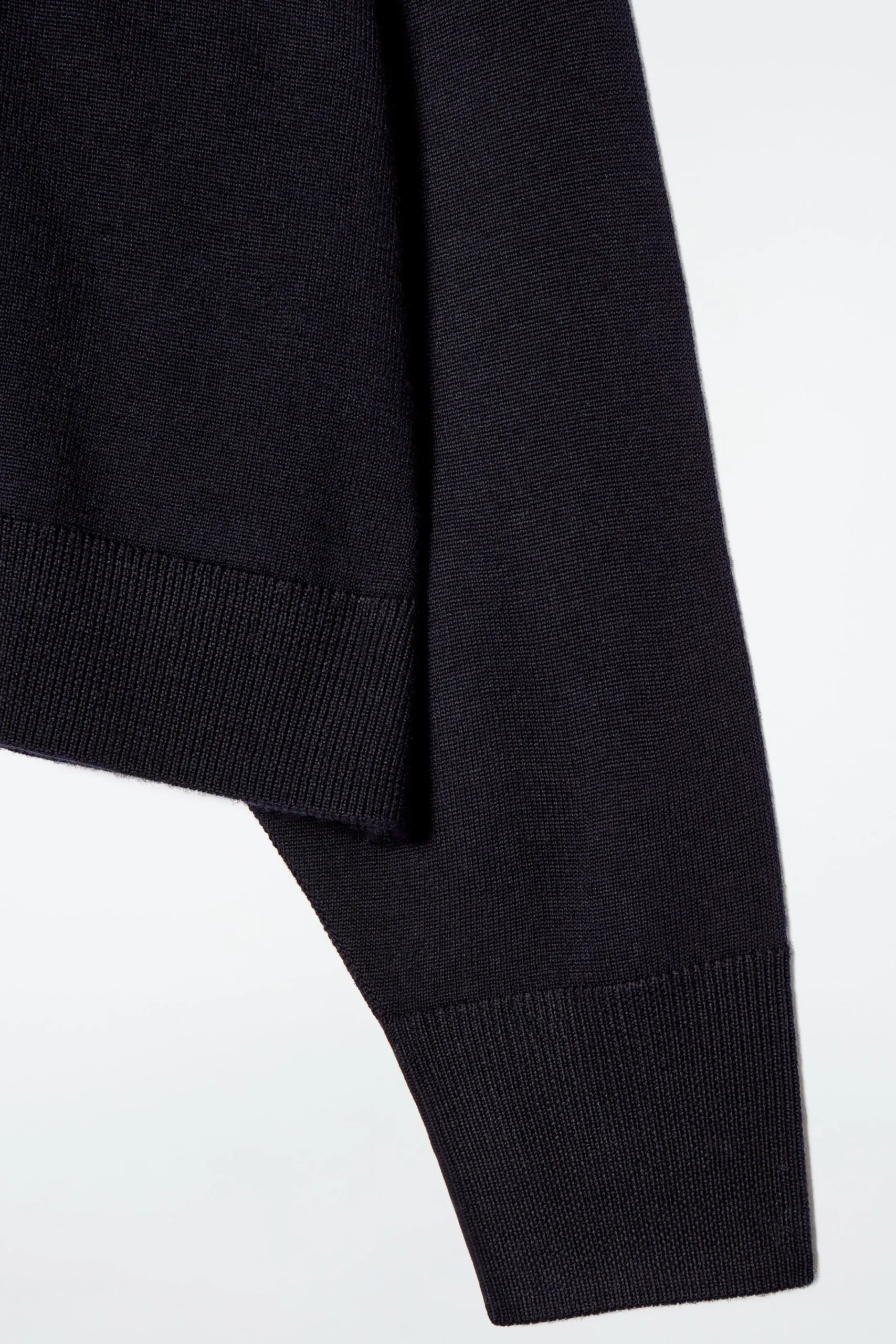Damen COS Strickmode*PULLOVER AUS MERINOWOLLE MIT RUNDHALSAUSSCHNITT