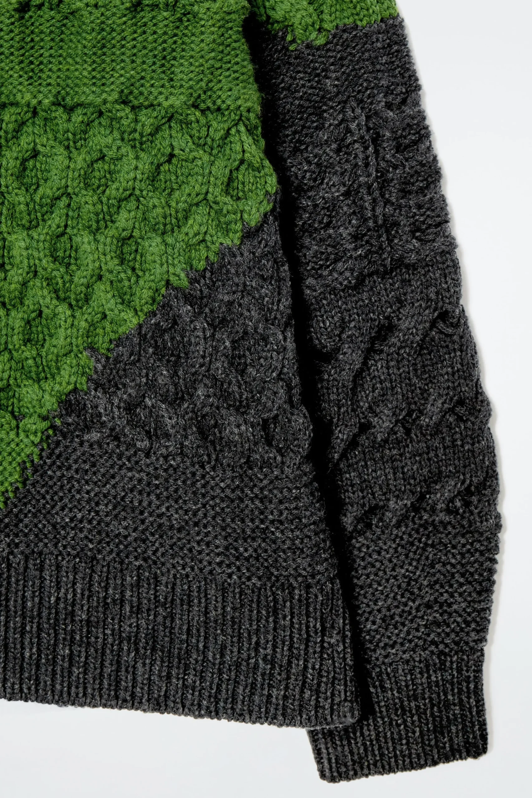 Damen COS Strickmode*PULLOVER AUS MERINOWOLLE MIT ABSTRAKTEM ZOPFMUSTER