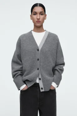 Damen COS Strickmode*STRICKJACKE MIT V-AUSSCHNITT IN COLOUR-BLOCK-OPTIK