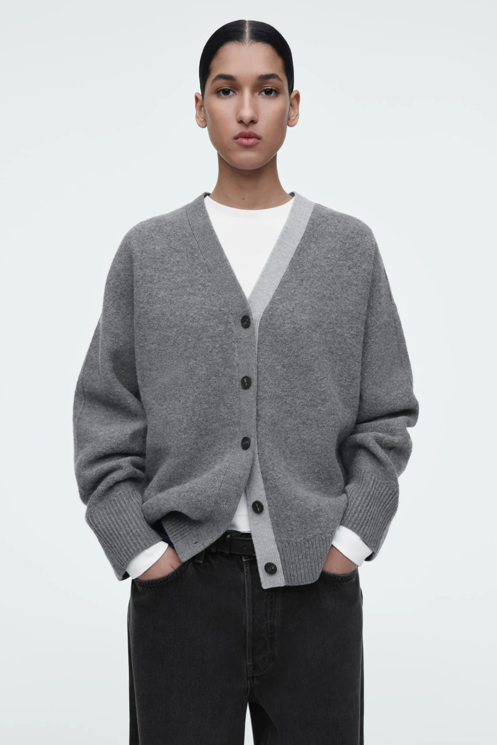Damen COS Strickmode*STRICKJACKE MIT V-AUSSCHNITT IN COLOUR-BLOCK-OPTIK