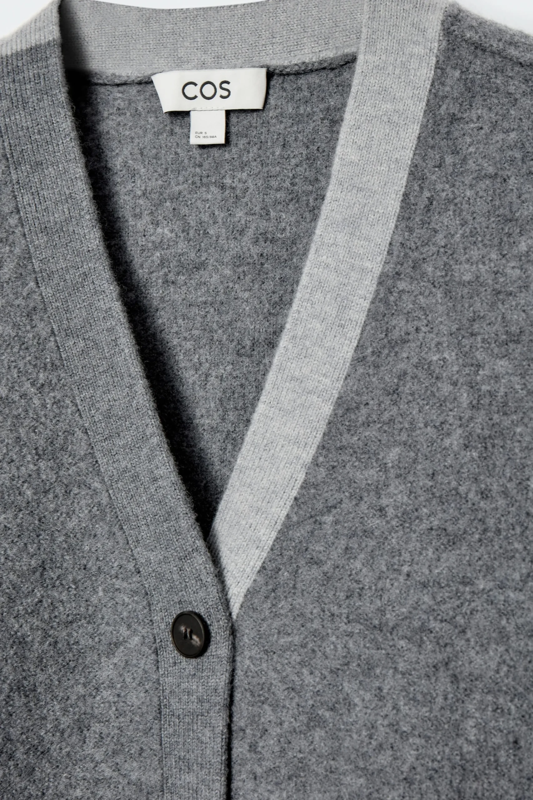 Damen COS Strickmode*STRICKJACKE MIT V-AUSSCHNITT IN COLOUR-BLOCK-OPTIK