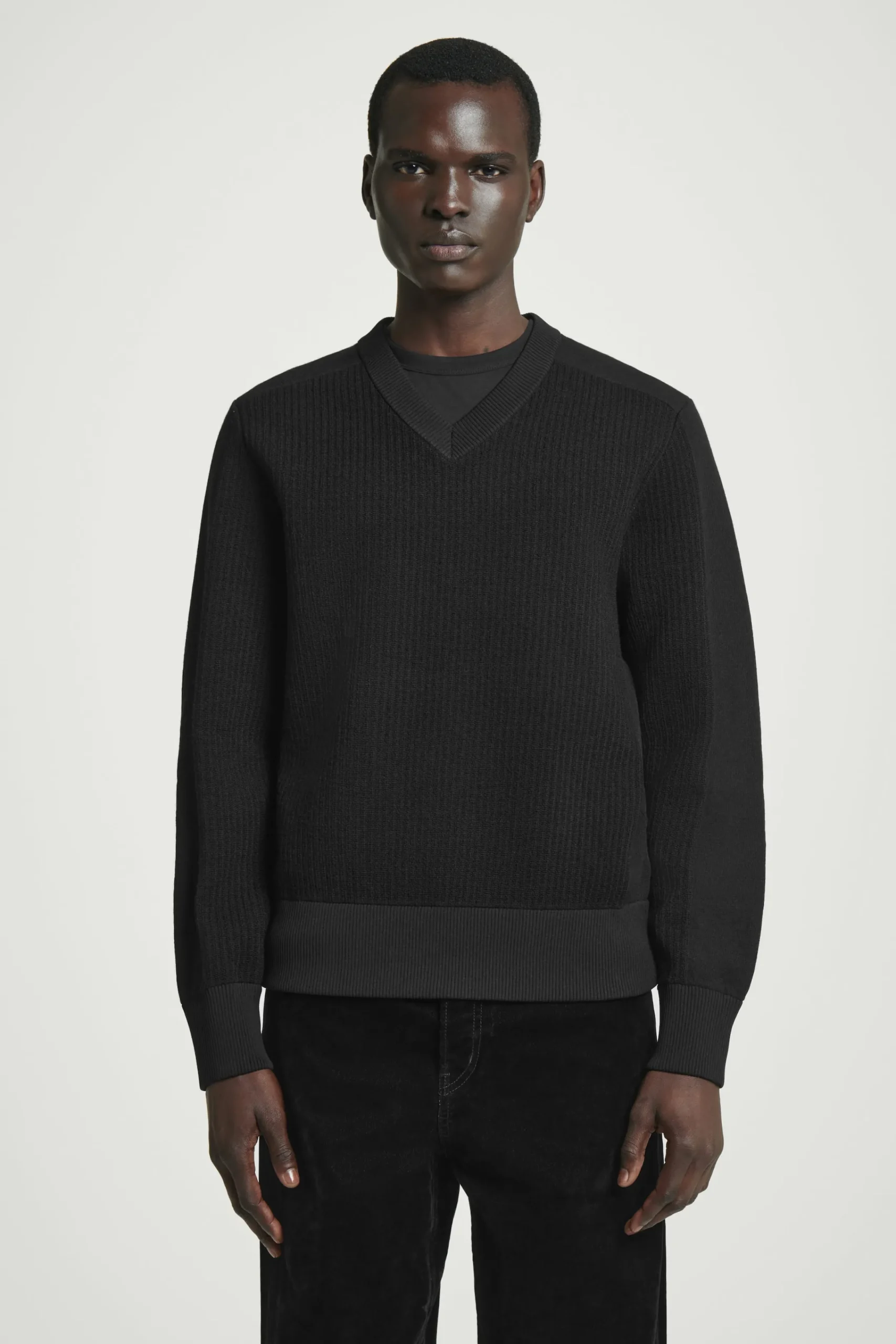 Herren COS Pullover | Strickmode*WOLLPULLOVER MIT V-AUSSCHNITT UND EINSÄTZEN