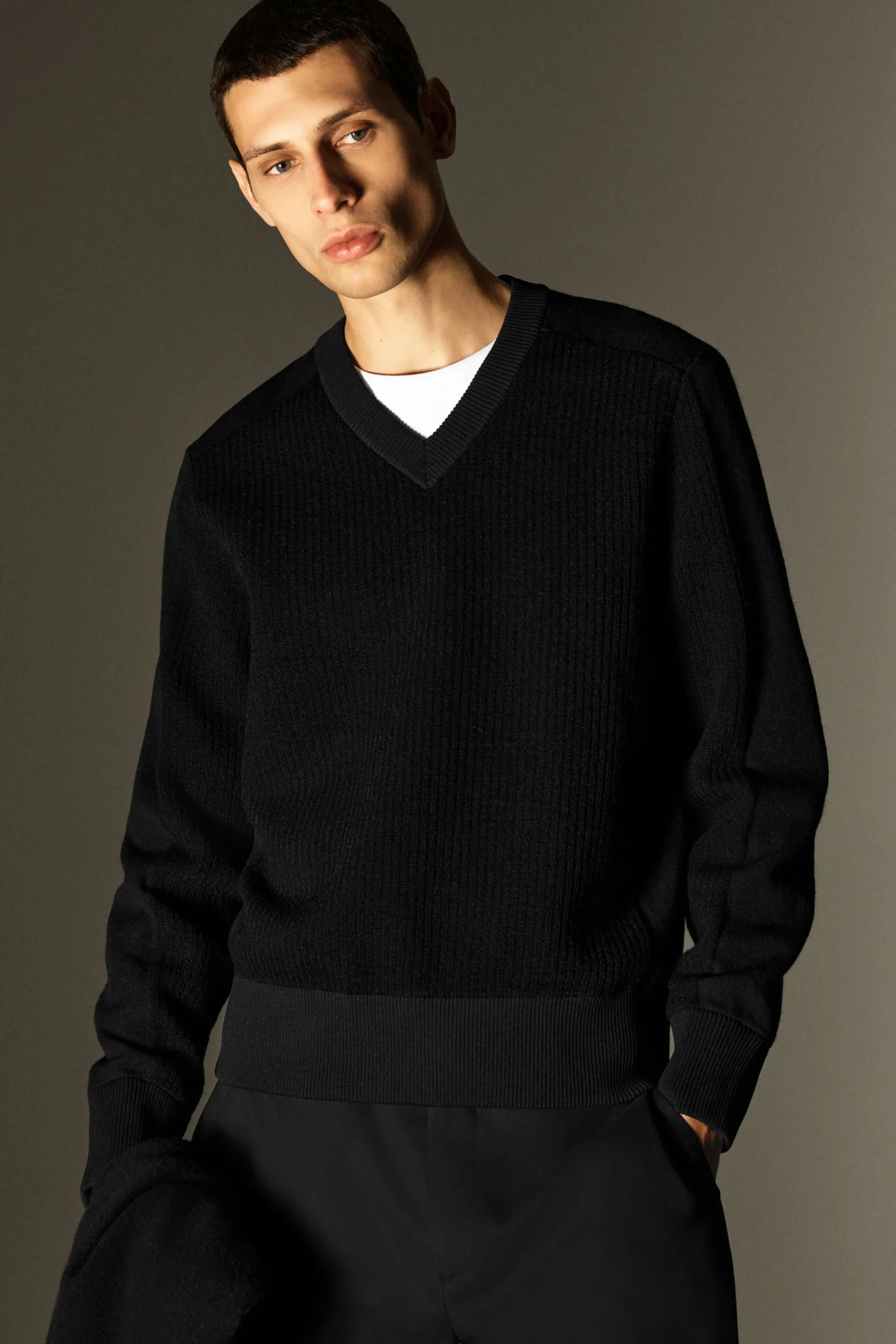 Herren COS Pullover | Strickmode*WOLLPULLOVER MIT V-AUSSCHNITT UND EINSÄTZEN