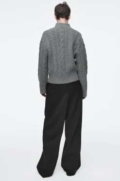 Damen COS Strickmode*WOLLPULLOVER MIT ZOPFSTRICKMUSTER UND STEHKRAGEN